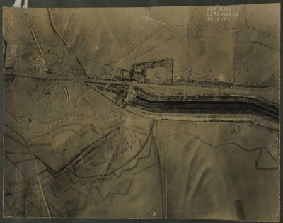 Flyfoto med skyttergraver fra første verdenskrig, 1917 av English Photographer