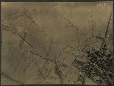 Flyfoto med skyttergraver fra første verdenskrig, 1918 av English Photographer