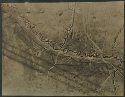 Flyfoto med skyttergraver fra første verdenskrig, 1918 av English Photographer