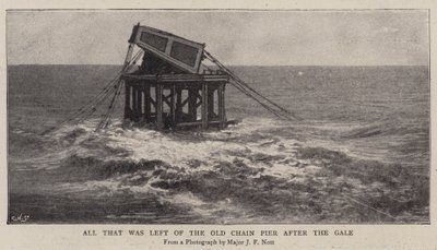 Alt som var igjen av Old Chain Pier etter kulingen av English Photographer