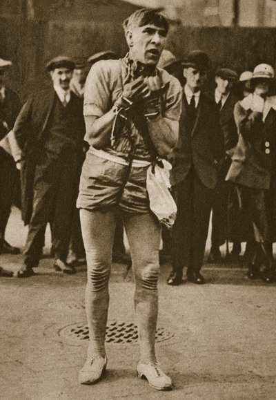 En skuespiller utkledd som Houdini utenfor en teaterdør (sepia-bilde) av English Photographer