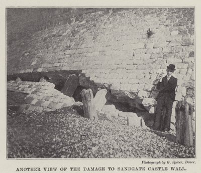 En annen utsikt over skadene på Sandgate Castle Wall av English Photographer