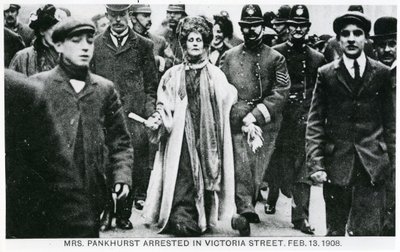 Arrestasjon av fru Emmeline Pankhurst i Victoria Street, 13. februar 1908 av English Photographer