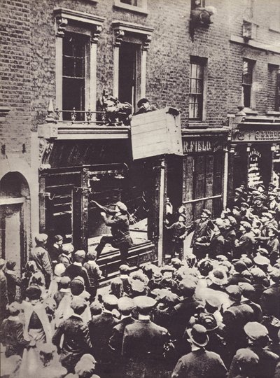 Angrep på tysk butikk i London, ca 1914 av English Photographer