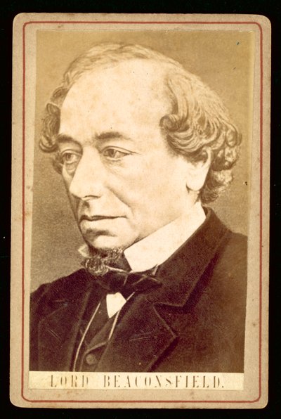 Benjamin Disraeli, Lord Beaconsfield, portrett (s/hvitt-bilde) av English Photographer