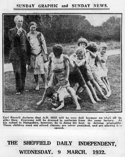 Bertrand Russell og kona Dora Black med elever fra deres Beacon Hill School, 1932 av English Photographer