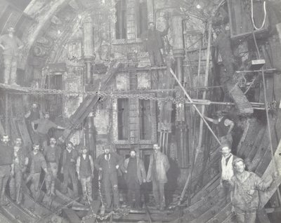 Blackwall Tunnel: en gruppe arbeidere står i luftslusen, 1894 av English Photographer