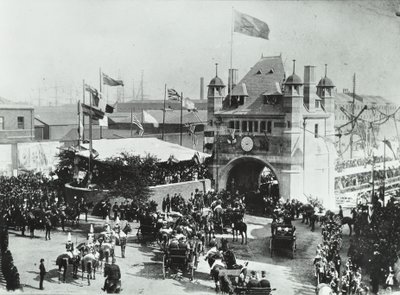 Blackwall Tunnel: hestevogner passerer gjennom den seremonielle inngangsåpningen til tunnelen, 1897 av English Photographer
