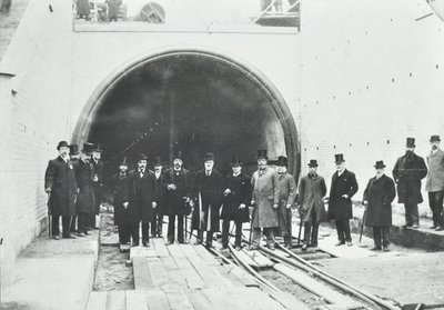 Blackwall Tunnel: inspeksjon av den undervannsdelen av dignitærer, 1895 av English Photographer