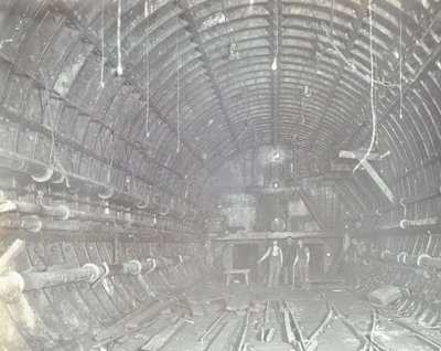Blackwall Tunnel: to menn står i luftslusen, 1894 av English Photographer