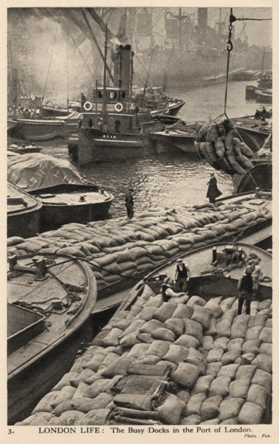 Båter og lektere i de travle havnene i Londons havn (s/hvitt-bilde) av English Photographer