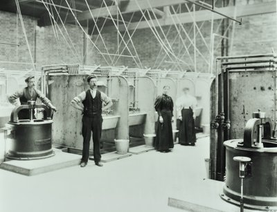 Boundary Street: interiør i vaskerom, folk som jobber med maskiner, London, 1897 av English Photographer