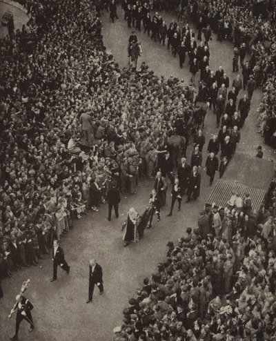 Den britiske statsministeren Winston Churchill og hans kabinett går til Church of St Margaret, Westminster, for en takketjeneste for utfrielse fra trusselen om invasjon av Nazi-Tyskland, 8. mai 1945 (s/hv-foto) av English Photographer