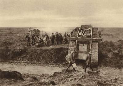 Britisk tankskvadron passerer artilleriposisjoner ved Graincourt på vei for å angripe Bourlon Wood, slaget ved Cambrai, Frankrike, første verdenskrig, november 1917 (s/hv-bilde) av English Photographer