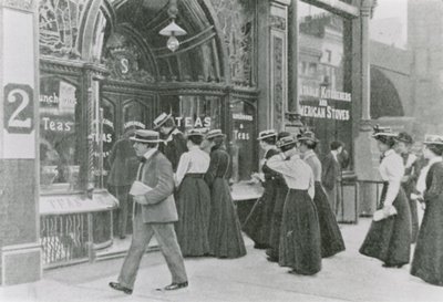 Buckingham Palace Garden Party, 1911 av English Photographer