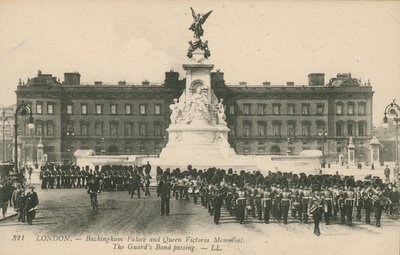 Buckingham Palace og Queen Victoria Memorial; The Guards Band passerer av English Photographer