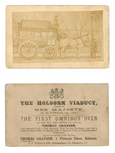 Kort (foran og bak) til minne om første omnibus kjørt over Holborn Viaduct, 6. november 1869 av English Photographer