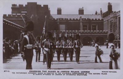 Changing the Guard, St Jamess Palace, London (s/hvitt-bilde) av English Photographer