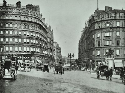 Charing Cross, Westminster LB: Northumberland Avenue fra Trafalgar Square og Charing Cross, 1890 av English Photographer