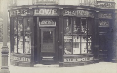 Charles Lowe & Co Drug Store, Newbury, Berkshire (s/hvitt-bilde) av English Photographer