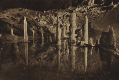 Cheddar-grotter: Stalagmittsøyler, en vakker reflektert gruppe (s/h-bilde) av English Photographer