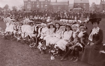 Barnedeltakere i fancy dress-konkurranse, ca. 1910 (svart-hvitt fotograf) av English Photographer
