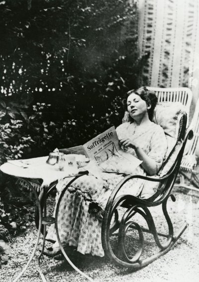 Christabel Pankhurst (1881-1969) leser en kopi av The Suffragette ca. 1905-14 av English Photographer