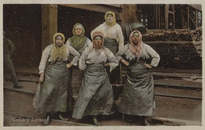 Colliery Lasses (fargebilde) av English Photographer
