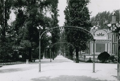 Cremorne Gardens; London: Centre Walk av English Photographer