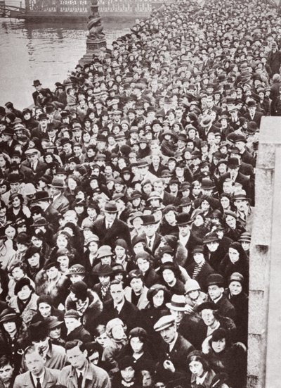Folkemengder som venter på tilgang til Westminster Hall, under liggende i delstaten George V, 1936 av English Photographer