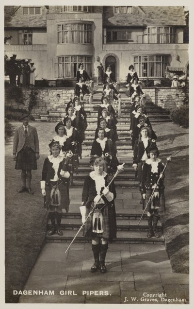 Dagenham Girl Pipers, Essex (s/hvitt bilde) av English Photographer
