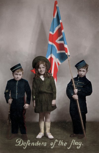 Defenders of the Flag, tre barn i uniform med Union Jack (bilde) av English Photographer