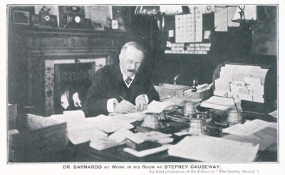 Dr. Barnardo på jobb på rommet sitt på Stepney Causeway av English Photographer