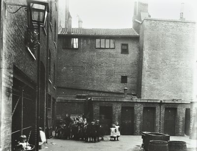 Dufferin Street: Costermongers Buildings, London, 1896 av English Photographer