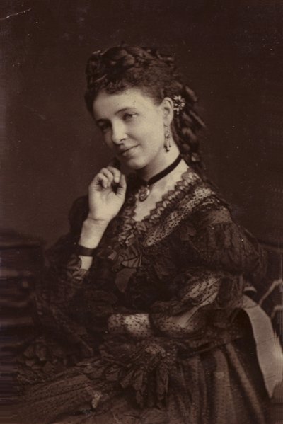 E. Albani av English Photographer