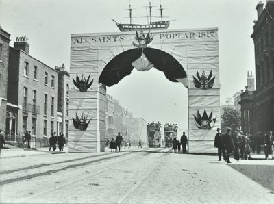 East India Dock Road: midlertidig buegang, Victoria Diamond Jubilee, 1897 av English Photographer