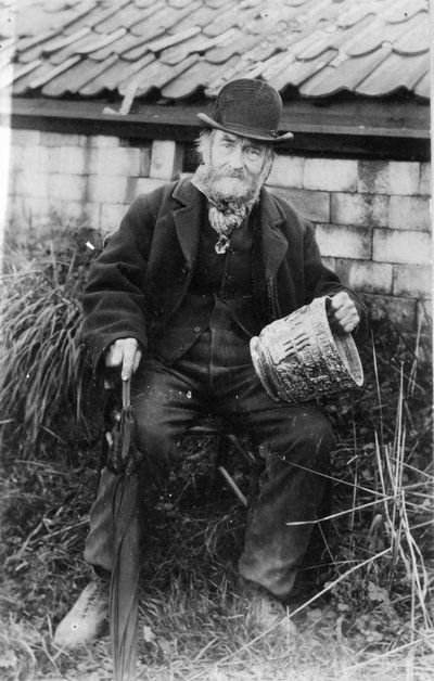 Edward Bingham holder en av Castle Hedingham Ware-designene hans av English Photographer