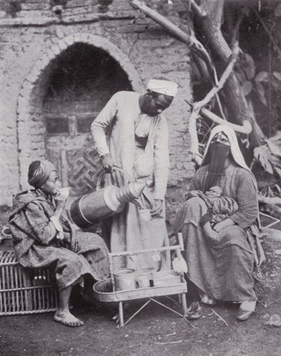 Egypt: Servering av tyrkisk kaffe i gatene i Kairo (s/hv-bilde) av English Photographer