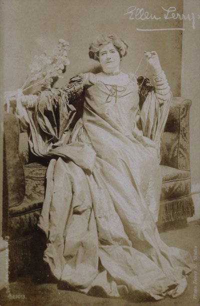 Ellen Terry (s/hvitt bilde) av English Photographer