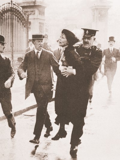 Emmeline Pankhursts arrestasjon utenfor Buckingham Palace, mens hun prøvde å begjære kongen, 21. mai 1914 (sepia-bilde) av English Photographer