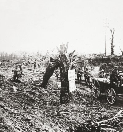Ingeniører reparerer lette jernbaner nær Hangard, skadet av granatbrann under kampen for Amiens, 1918 av English Photographer