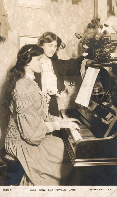 Engelske skuespillerinner og sangere, Zena Dare og søsteren hennes Phyllis Dare (s/h-foto) av English Photographer