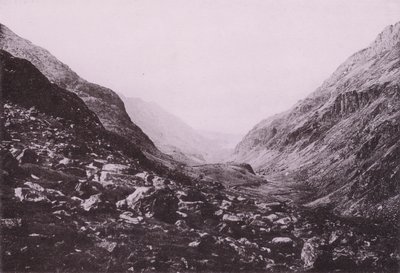 Inngang til Pass of Llanberis (s/hv-bilde) av English Photographer