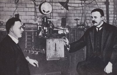 Ernest Rutherford, til venstre, og Hans Geiger i fysikklaboratoriet ved Manchester University (s/h-bilde) av English Photographer