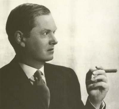 Evelyn Waugh, portrett, røyker sigar (s/hv-bilde) av English Photographer