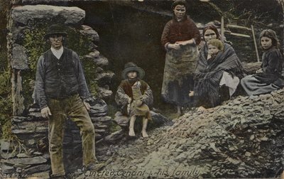 Utvist leietaker og hans familie, Irland (farget bilde) av English Photographer