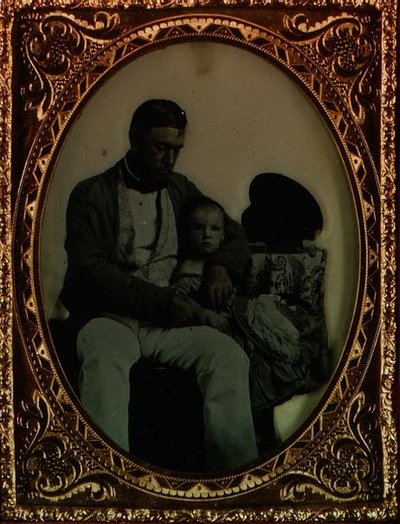 Far og barn, ca. 1850 (ambrotype_ av English Photographer