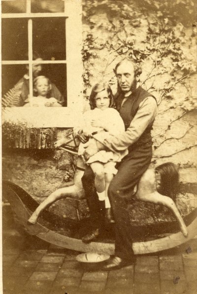 Far og datter sitter på en gyngehest med bror og mor som ser gjennom vinduet, 1860-tallet (albumintrykk) av English Photographer