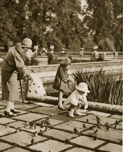 Mate spurver i Hyde Park (sepia-bilde) av English Photographer