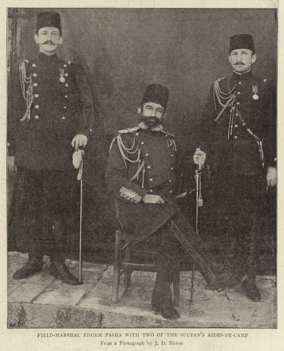 Feltmarskalk Edhem Pasha med to av sultanene Aides-de-Camp av English Photographer